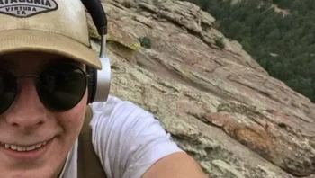 Tragisnya, Carter Christensen yang berusia 17 tahun meninggal dunia setelah jatuh dari Flatiron di Boulder, Colorado, setelah mengunggah foto ini di media sosial. Ia terjatuh lebih dari 100 kaki saat mencoba mendaki formasi batuan ikonik tersebut tanpa peralatan pendakian apa pun. Foto: Boredpanda