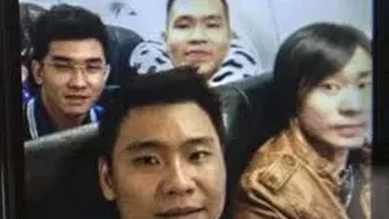 Foto ini mengabadikan Hendra Gunawan Sawal dan tiga temannya di dalam penerbangan AirAsia QZ8501, beberapa saat sebelum keberangkatannya yang nahas. Pesawat tersebut, yang jatuh ke Laut Jawa pada 28 Desember 2014 saat badai, merenggut nyawa seluruh 162 penumpang dan awak pesawat. Foto: Boredpanda