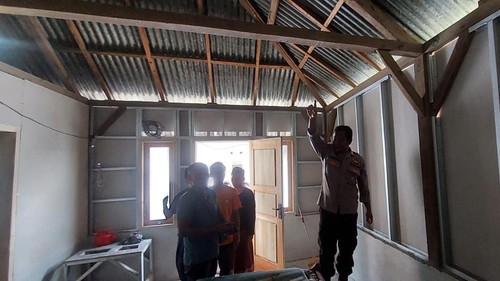 Polisi mendatangi lokasi seorang IRT di Lombok Utara, NTB  mengakhiri hidupnya dengan gantung diri, Sabtu (24/1/2026). (Foto : Dok Polres Lombok Utara).