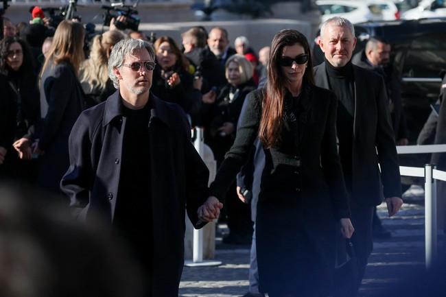 Valentino beberapa kali merancang gaun untuk momen penting Anne setelah keduanya pertama kali bertemu di lokasi syuting The Devil Wears Prada’ pada pertengahan 2000-an. Selain untuk pernikahannya, tapi juga karpet merah perhelatan besar seperti Oscars dan MET Gala. (Foto: REUTERS/Yara Nardi)