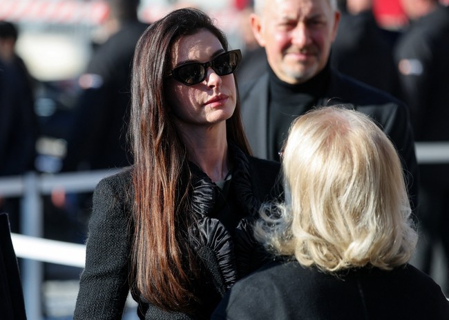 Para pesohor menghadiri pemakaman desainer legendaris Valentino Garavani di Basilica Santa Maria degli Angeli e dei Martiri, Roma, Italia, pada Jumat (23/1/2026). Di antaranya, terlihat sosok aktris Anne Hathaway. (Foto: REUTERS/Yara Nardi)