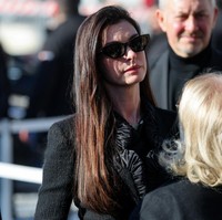 Para pesohor menghadiri pemakaman desainer legendaris Valentino Garavani di Basilica Santa Maria degli Angeli e dei Martiri, Roma, Italia, pada Jumat (23/1/2026). Di antaranya, terlihat sosok aktris Anne Hathaway. (Foto: REUTERS/Yara Nardi)