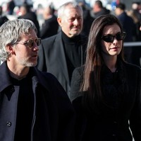 Anne Hathaway datang bersama suami, Adam Shulman. Meski mata ditutupi kacamata hitam, bintang ‘The Devil Wears Prada’ itu sulit menyembunyikan kesedihannya. (Foto: REUTERS/Yara Nardi)