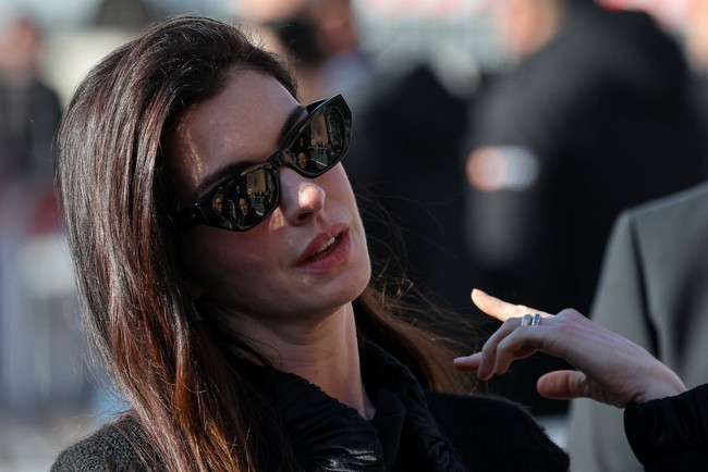 Bagi aktris pemenang Oscar itu, kepergian Valentino meninggalkan duka yang mendalam. Ia mengenal dekat Vava yang secara khusus mendesain gaun pengantinnya pada 2012. (Foto: REUTERS/Yara Nardi)