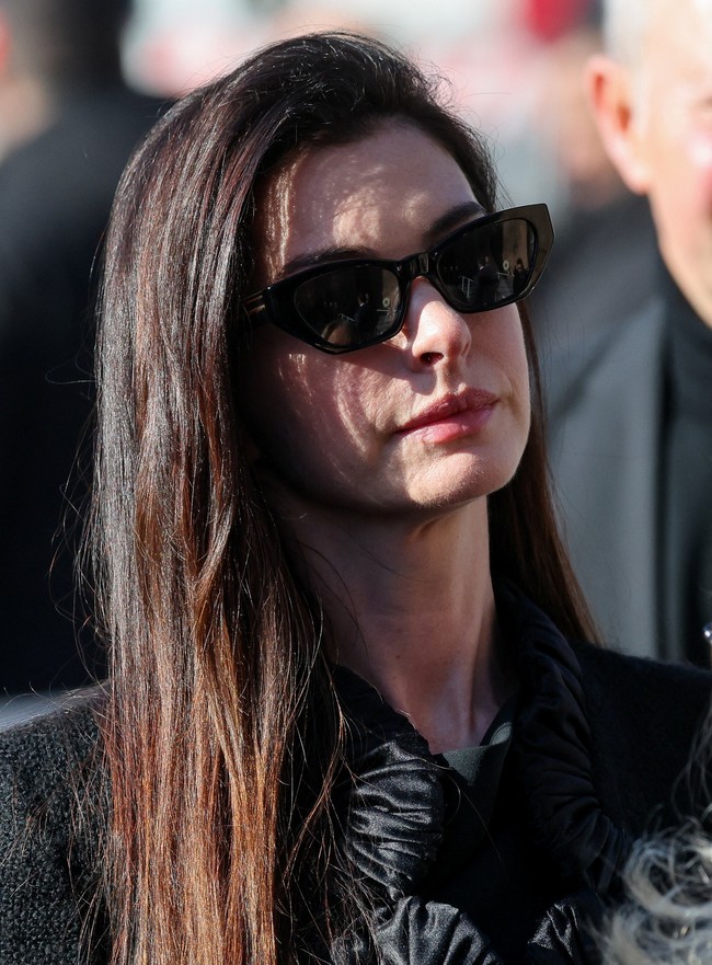 Selain Anne, turut hadir pula aktris Inggris Elizabeth Hurley dan putranya, Damian Hurley.Dari industri fashion, sejumlah desainer dan model ternama juga bermunculan. Ada Tom Ford, Donatella Versace, Claudia Schiffer, dan Natalia Vodianova. (Foto: REUTERS/Yara Nardi)