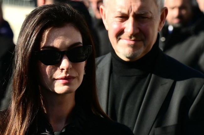 Tidak ketinggalan Anna Wintour, serta Alessandro Michele, desainer yang sekarang menjabat sebagai direktur kreatif rumah mode Maison Valentino. Pendahulunya, Pierpaolo Piccioli yang kini bekerja untuk Balenciaga, juga tak absen. (Foto: Stefano RELLANDINI/AFP)