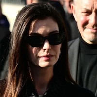 Tidak ketinggalan Anna Wintour, serta Alessandro Michele, desainer yang sekarang menjabat sebagai direktur kreatif rumah mode Maison Valentino. Pendahulunya, Pierpaolo Piccioli yang kini bekerja untuk Balenciaga, juga tak absen. (Foto: Stefano RELLANDINI/AFP)