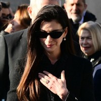 Foto: Duka Anne Hathaway, Beri Penghormatan Terakhir Bagi Valentino