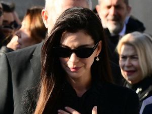 Foto: Duka Anne Hathaway, Beri Penghormatan Terakhir Bagi Valentino
