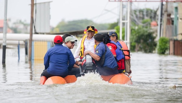 Andra Soni Tinjau Banjir di Tangerang, Pastikan Pengungsi Tertangani