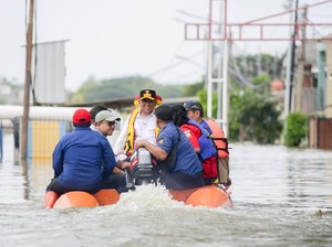 Andra Soni Tinjau Banjir di Tangerang, Pastikan Pengungsi Tertangani