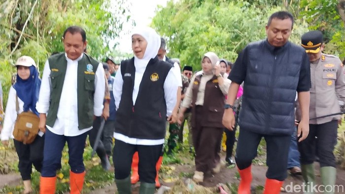 Gubernur Khofifah saat kunjungi lokasi banjir di Situbondo