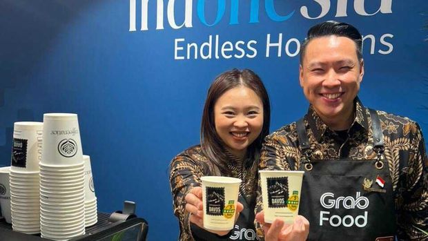 Harris Hartanto Tan, Executive Director dan Co-Founder Coffeenatics dan Norita Chai, Co-Founder dan COO Coffeenatics menampilkan sajian kopi nusantara di booth Coffeenatics, Paviliun Indonesia, World Economic Forum (WEF) 2026 Davos, Swiss (21/1). (Dok. Grab)