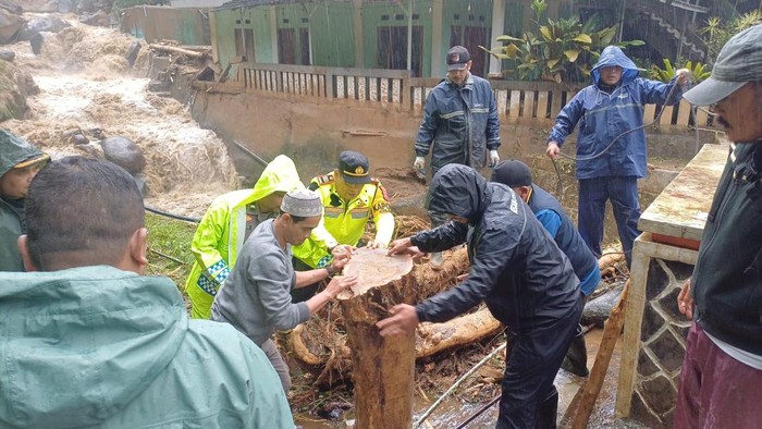 Jembatan Penghubung Antarkampung di Puncak Bogor Putus Imbas Hujan Deras