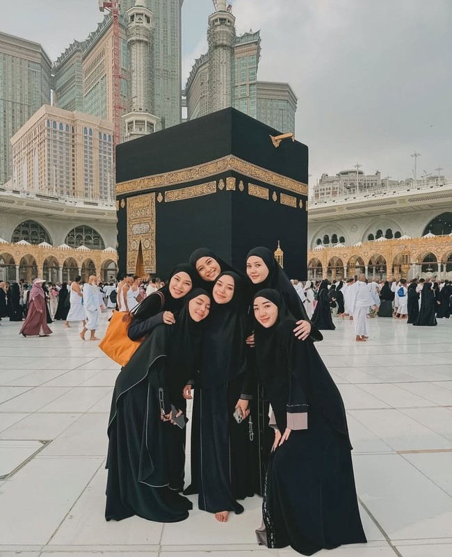 Kabar kepergian Lula Lahfah tinggalkan duka bagi Karin Novilda, Dara Arafah dan para sahabat. Selebgram Lula Lahfah ditemukan meninggal dunia di sebuah apartemen di kawasan Jakarta Selatan, Jumat (23/1/2026). Karin dan Dara mengunggah momen umrah bersama kini menjadi kenangan indah yang tak terlupakan. Lula Lahfah, Karin Novilda, Dara Arafah, Audrey Jesslyn, dan Sarah Gibson menjalani umrah bersama pada Agustus 2024. Foto: Dok. Instagram @daraarafah.