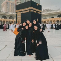 Potret Awkarin dan Dara Arafah Kenang Lula Lahfah Tampil Berhijab Saat Umrah