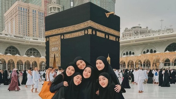 Potret Awkarin dan Dara Arafah Kenang Lula Lahfah Tampil Berhijab Saat Umrah