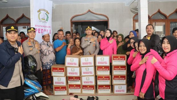 Kapolres Metro Tangerang Kota Kombes Raden Muhammad Jauhari meninjau warga terdampak banjir di pengungsian. (dok istimewa)