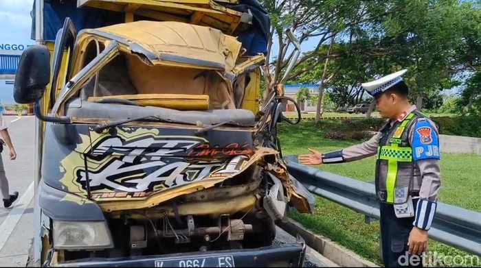 Truk Muat Beras Tabrak Tronton di Tol Paspro, Kernet Tewas