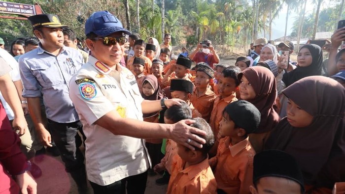 Tinjau SD di Tapteng, Tito Pastikan Kebut Pemulihan Sekolah Pascabencana