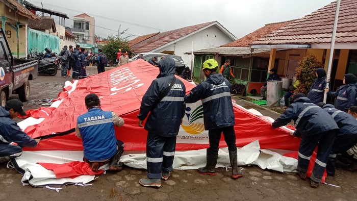 Kemensos Kirim Bantuan Korban Longsor Bandung Barat