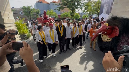 Ketum PSI Kaesang Pangarep disambut barong berkepala gajah saat menghadiri Rakorwil PSI Bali di The Trans Resort, Badung, Bali, Sabtu (24/1/2026). (Foto: I Nyoman Adhisthaya Sawitra/detikBali)