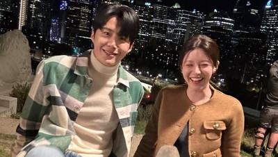 Kim Seon Ho & Go Youn Jung Pamer Momen di Balik Layar, Bikin Fans Gamon