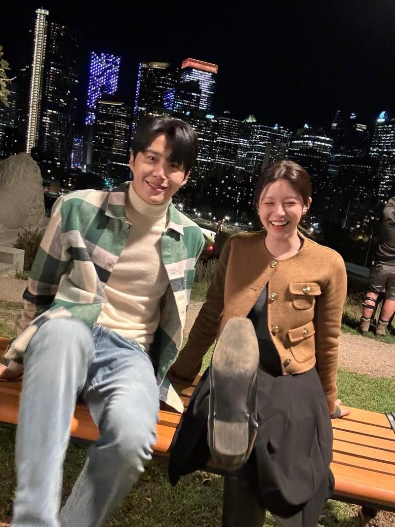 Kim Seon Ho & Go Youn Jung Pamer Momen di Balik Layar, Bikin Fans Gamon