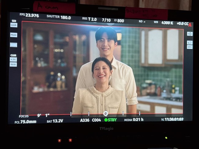 Kim Seon Ho dan Go Youn Jung saling membagikan foto kebersamaan di lokasi syuting, yang cukup lama disimpan sebelum Can This Love Be Translated tayang. Foto: Instagram