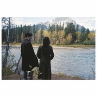 “Aku ingat situasinya agak canggung di Jepang. Di Kanada, kami mulai merasa sedikit lebih dekat,” ucap Kim Seon Ho, yang kemudian ditimpali Go Youn Jung. “Di Kanada, energi kami benar-benar terbangun dalam setiap adegan,” jelasnya. Foto: Instagram