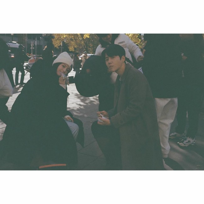 Tak sedikit pula shipper yang bermunculan, berharap Kim Seon Ho dan Go Youn Jung terlibat cinta lokasi. Mereka dinilai cocok secara visual begitu pula dengan perbedaan usia 10 tahun. Foto: Instagram