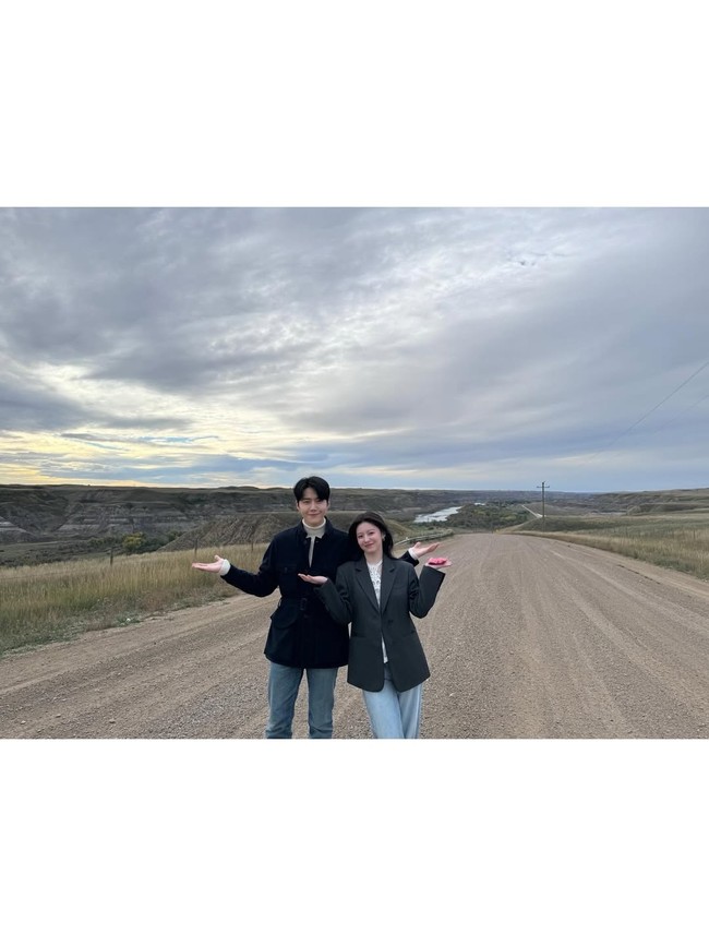 Kim Seon Ho dan Go Youn Jung bahkan membuat yel-yel untuk menyemangati satu sama lain saat merasa lelah di lokasi syuting, dengan menyebutkan nama karakter masing-masing. “Kita bisa melakukannya Mu (Cha Mu Hee)!” Yang dibalas “Tentu saja Ho (Joo Ho Jin)!” Foto: Instagram