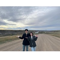 Kim Seon Ho dan Go Youn Jung bahkan membuat yel-yel untuk menyemangati satu sama lain saat merasa lelah di lokasi syuting, dengan menyebutkan nama karakter masing-masing. “Kita bisa melakukannya Mu (Cha Mu Hee)!” Yang dibalas “Tentu saja Ho (Joo Ho Jin)!” Foto: Instagram