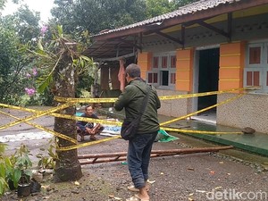 Detik-detik Ngeri Tanah Dekat Sungai Amblas Seret Rumah di Pekalongan