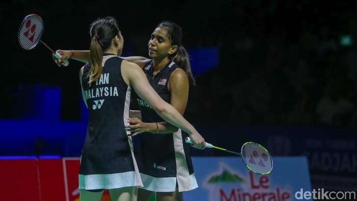 Lanny Tria Mayasari/Apriyani Rahayu tersingkir dari Indonesia Masters 2026. Mereka kalah dari pasangan Malaysia Pearly Tan/Thinaah Muralitharan di semifinal.
