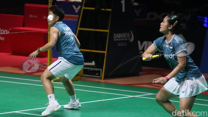 Lanny Tria Mayasari/Apriyani Rahayu tersingkir dari Indonesia Masters 2026. Mereka kalah dari pasangan Malaysia Pearly Tan/Thinaah Muralitharan di semifinal.