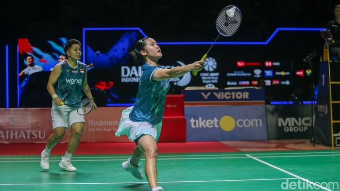 Lanny Tria Mayasari/Apriyani Rahayu tersingkir dari Indonesia Masters 2026. Mereka kalah dari pasangan Malaysia Pearly Tan/Thinaah Muralitharan di semifinal.