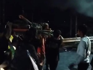 Lansia Sakit Ditandu gegara Terjebak Demo Luwu Raya di Jembatan Baliase Lutra