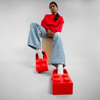 Lego Rilis Sandal Bakiak Kolaborasi dengan Crocs Dianggap Aneh, Mau Pakai?