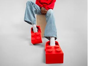 Lego Rilis Sandal Bakiak Kolaborasi dengan Crocs Dianggap Aneh, Mau Pakai?