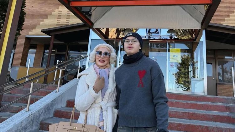 Nikmati Cuaca Dingin Jepang, Angelina Sondakh Quality Time Bareng Sang Anak