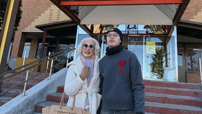 Nikmati Cuaca Dingin Jepang, Angelina Sondakh Quality Time Bareng Sang Anak