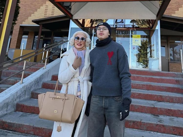 Nikmati Cuaca Dingin Jepang, Angelina Sondakh Quality Time Bareng Sang Anak