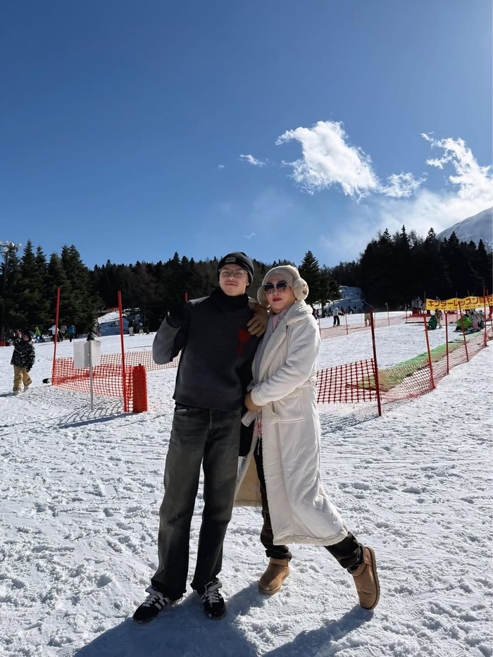 Nikmati Cuaca Dingin Jepang, Angelina Sondakh Quality Time Bareng Sang Anak