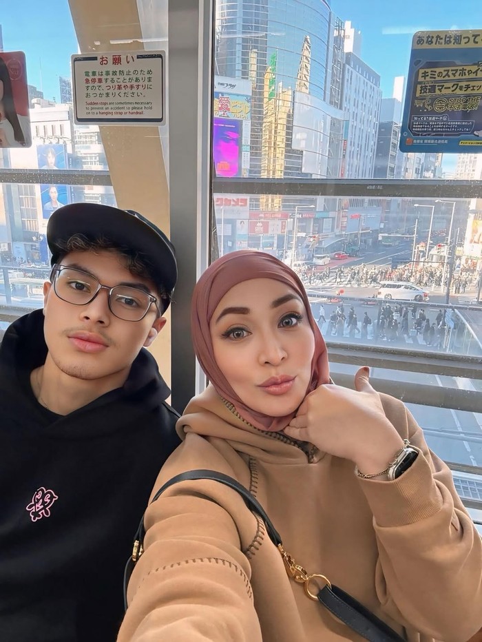 Nikmati Cuaca Dingin Jepang, Angelina Sondakh Quality Time Bareng Sang Anak