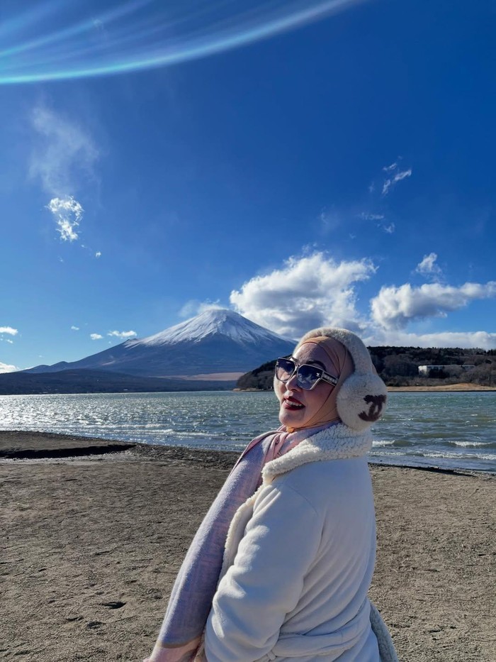 Nikmati Cuaca Dingin Jepang, Angelina Sondakh Quality Time Bareng Sang Anak