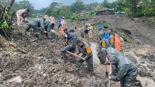 Tim SAR gabungan mencari dua korban tertimbun longsor di Kampung Tuwa, Manggarai Timur, NTT, Jumat (23/1/2026). (Dok. Prokopim Manggarai Timur)