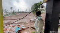 Material longsor berupa lumpur yang berasal dari bukit kaki gunung menyapu bersih permukiman dan menyebabkan 30 rumah warga rata dengan tanah