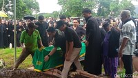 Selebgram Lula Lahfah dimakamkan di TPU Rawa Terate, Cakung, Jakarta Timur. Foto: Ahsan/detikhot