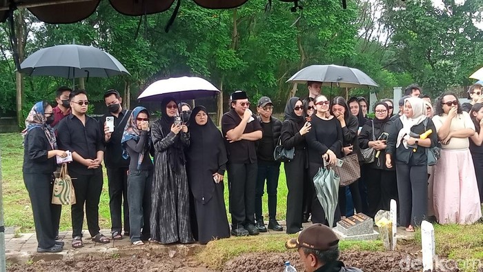 Lula Lahfah Dimakamkan, Keluarga Minta Tak Diautopsi